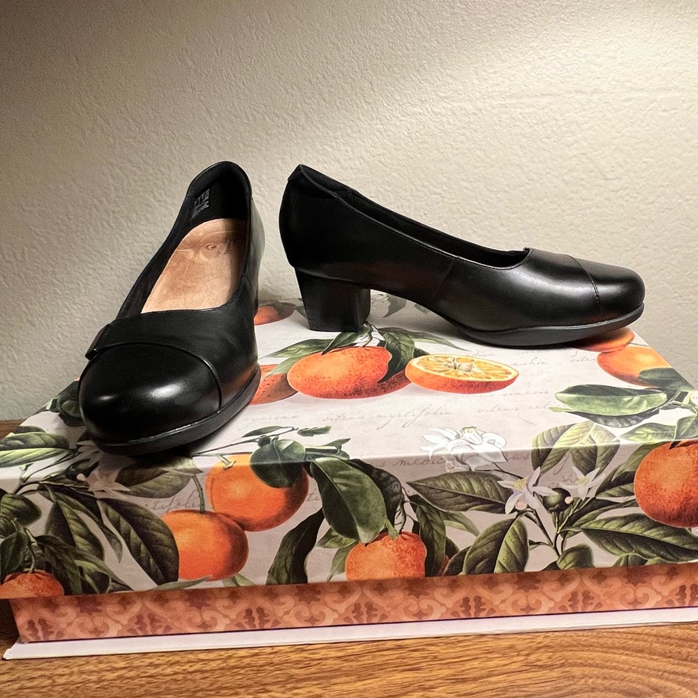 Clarks Black Leather Pump Size 8 wide
